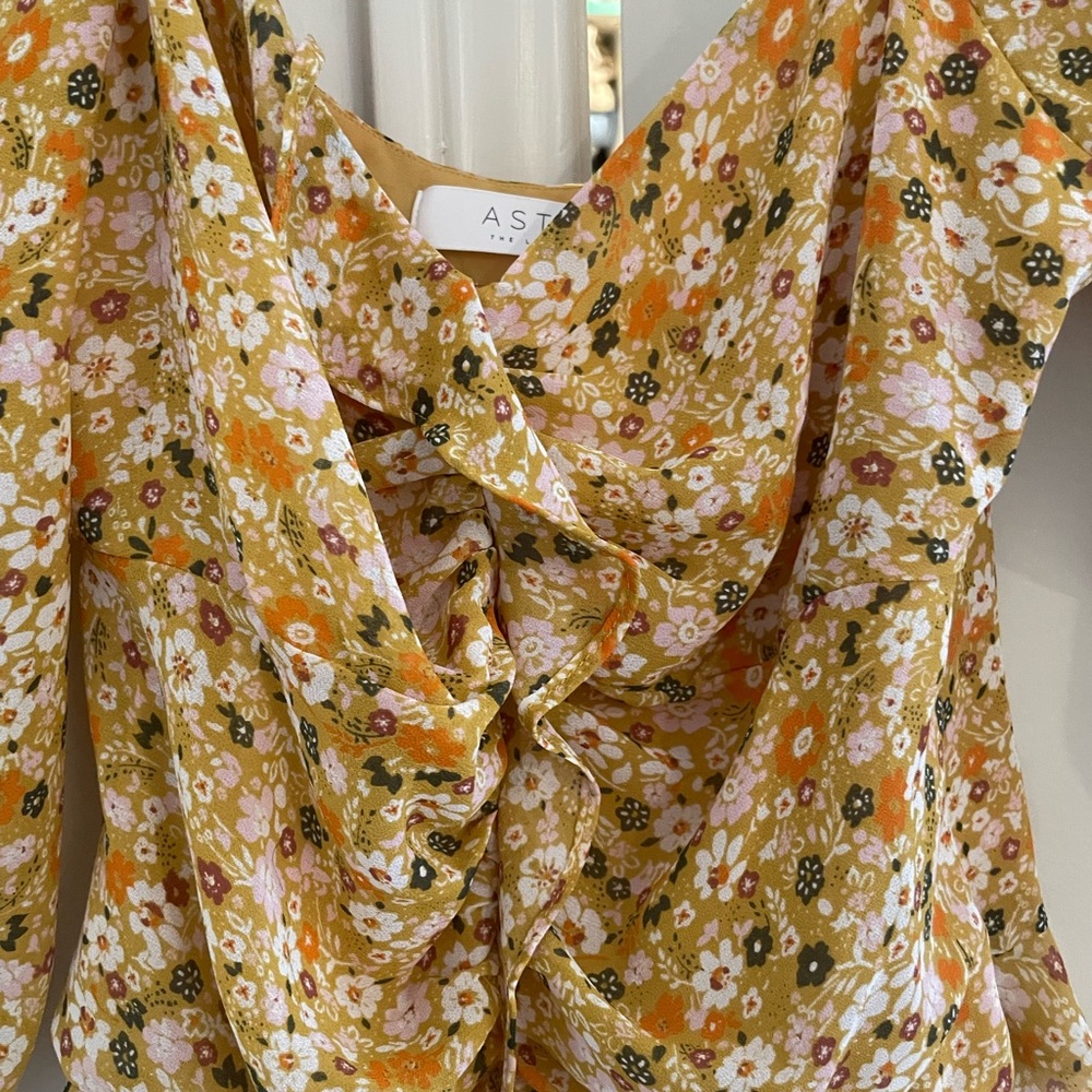 ASTR the Label Rouched Sleeve Top - Picture 4 of 5